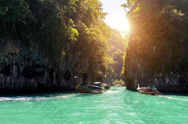 美丽的景观岩石山水晶清晰的海长尾船普吉岛泰国夏天旅行假期假期概念
