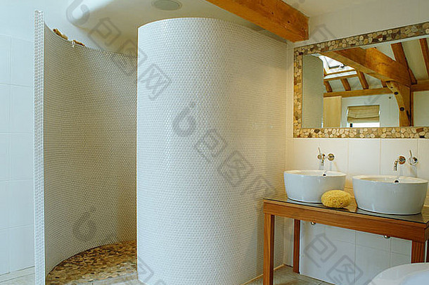 弯曲的白色马赛克平铺的淋浴墙现代国家浴室平铺的框架镜子双碗盆地