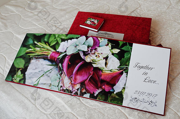 页面红色的婚礼相册,婚礼专辑白色背景