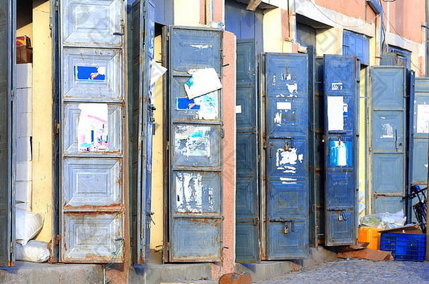 蓝灰色的画金属开放门业务行店面人行道上中央街麦克尔