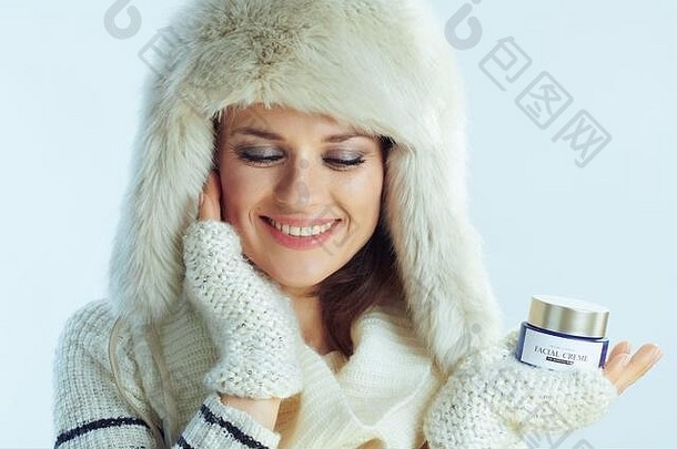 快乐优雅的年女人白色条纹毛衣围巾耳朵皮瓣他持有面部噪音触碰脸孤立的冬天光的客人