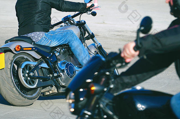 骑摩托车的人牛仔裤骑摩托车