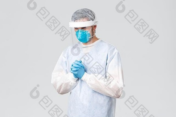 科维德流感大流行医疗保健工人战斗病毒爆发深思熟虑的有爱心的医生个人保护设备医疗面具手套