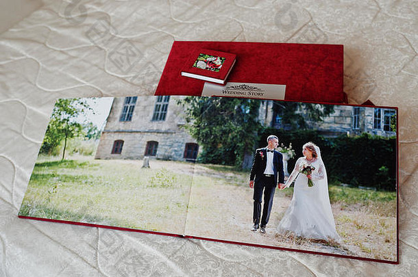 页面红色的婚礼相册,婚礼专辑白色背景