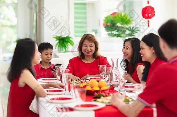 中国人一年庆祝活动家庭庆祝冬天假期传统的节日晚餐中国父母祖父母孩子们吃给
