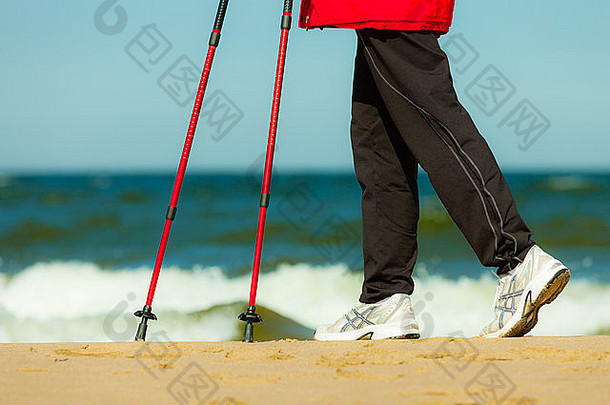 北欧走特写镜头女腿徒步旅行海滩活跃的健康的生活方式