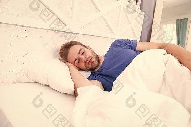 提示睡觉有胡子的男人。睡觉脸放松维护一致的昼夜节奏至关重要的一般健康男人。英俊的的家伙睡觉量睡眠晚上