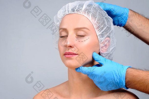 塑料手术女人虚线行脸抗衰老治疗脸电梯医生的手画穿孔行脸颊