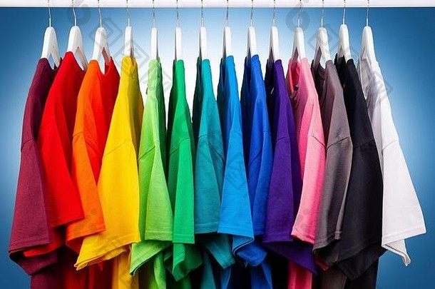 行新鲜的织物棉花t恤色彩斑斓的彩虹颜色hangng衣服铁路沃德罗贝彩色的衬衫蓝色的白色后台