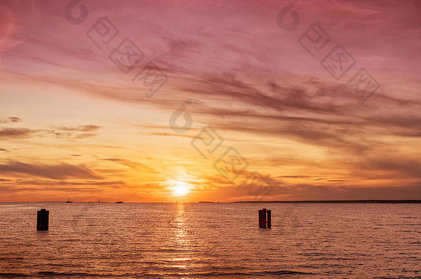 日落海雄伟的幻想天空超现实主义的彩色的海景