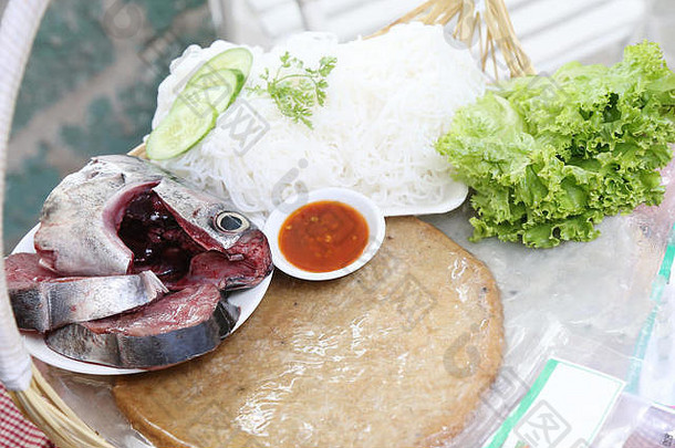 特殊的越南大米粉丝新鲜的makerel鱼头鱼蛋糕生菜好