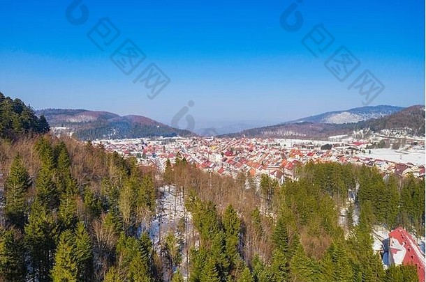 克罗地亚无人机空中视图美丽的山小镇女工戈尔斯基自毁冬天