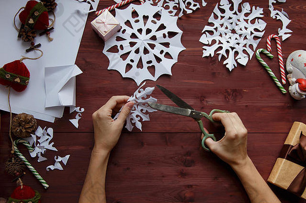一年的圣诞节概念女手减少雪花纸背景谎言礼物圣诞节装饰木背景