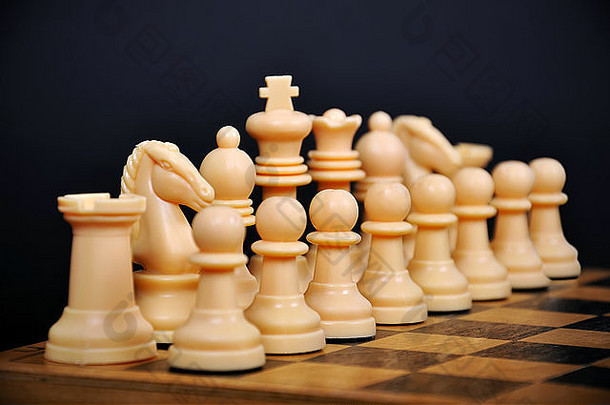 白色国际象棋数字黑色的背景