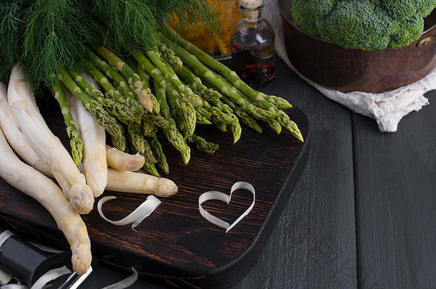 绿色蔬菜烹饪晚餐西兰花芦笋莳萝健康的食物素食主义复制空间