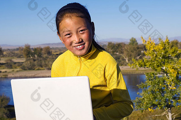 蒙古女孩移动PC湖幸福微笑