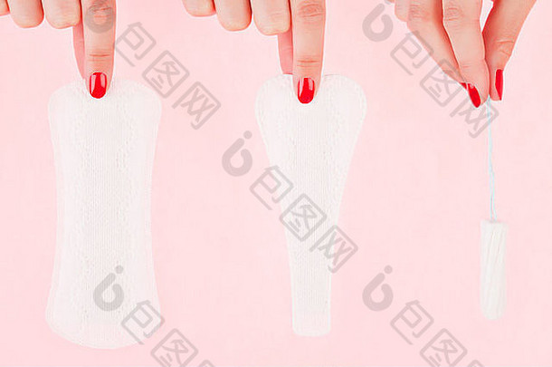 女手红色的指甲持有清洁潘替林字符串潘替林止血栓孤立的粉红色的背景