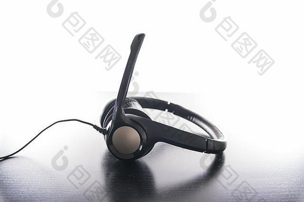 耳机耳机垫人体工程学黑色的塑料现代明亮的工作桌子上