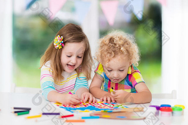 男孩女孩画白色房间窗口孩子们家庭作业绘画画孩子们油漆画笔颜色penci