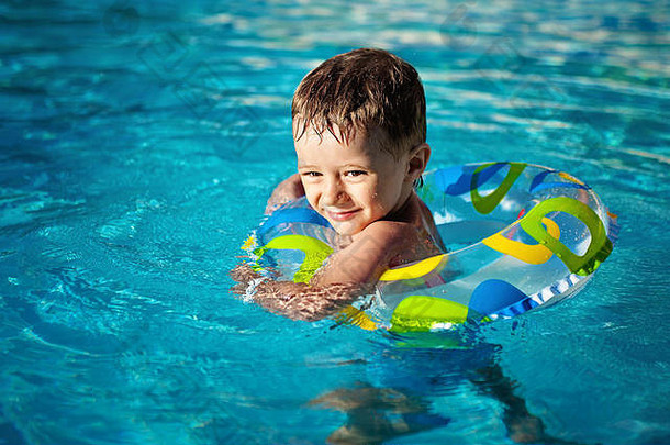 快乐高加索人男孩学习游泳储蓄者池牙齿笑脸生活环享受游泳