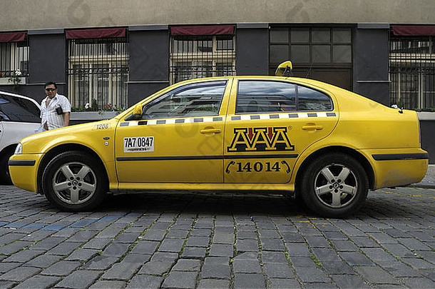 典型的黄色的出租车公司捷克共和国前面建筑
