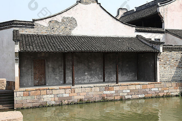 照片房子河中国人城市中国墙白色脏灰色的水绿色
