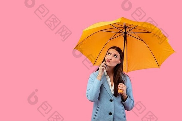 肖像疯了年轻的女孩持有黄色的伞