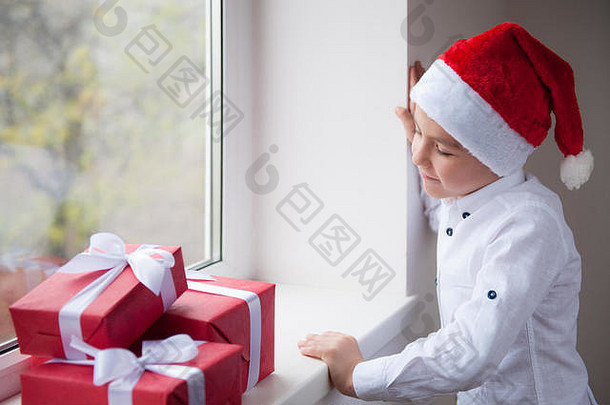 男孩圣诞老人他站窗口礼物