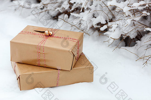 圣诞节礼物盒子雪地面冬天一天