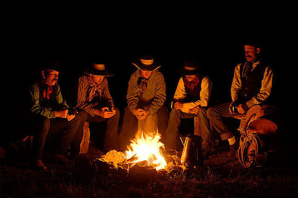 美国俄勒冈州塞内加杰克牧场牛仔坐着夜间篝火