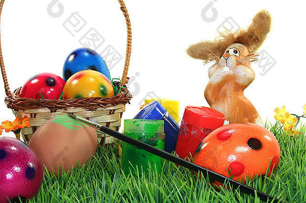 复活节兔子花草坪上颜色鸡蛋