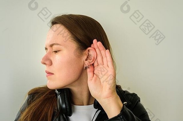 年轻的女人听力手势听力人问题耳朵一天