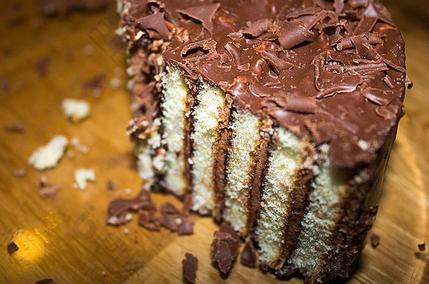 分层海绵蛋糕巧克力填充涂层牛奶巧克力木表格特色面包屑