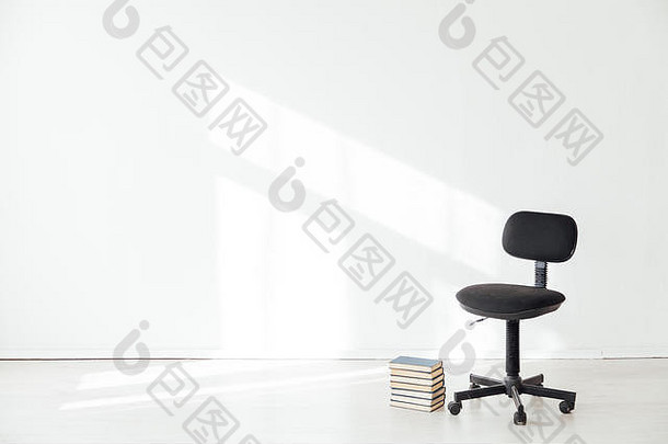 黑色的办公室椅子室内空白色房间