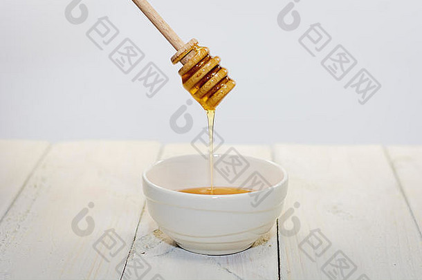 蜂蜜勺子碗填满花蜂蜜