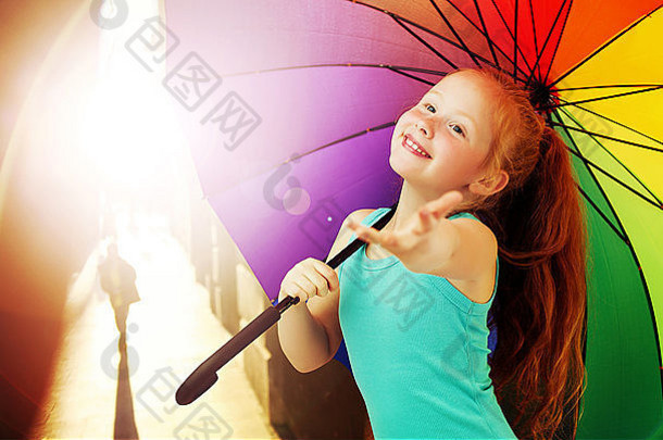 快乐的红色头发的人女孩色彩斑斓的伞