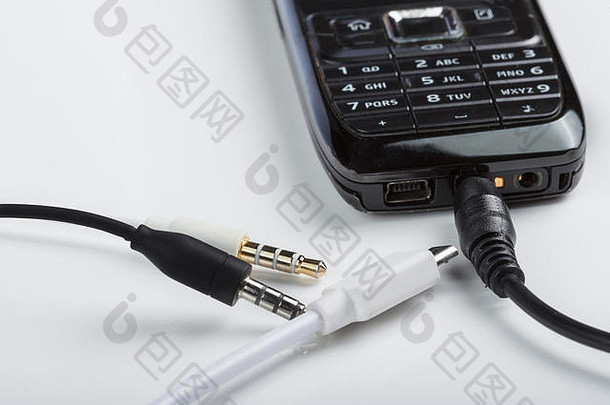 移动手机配件插头耳机连接器孤立的白色背景黑色的电话键盘