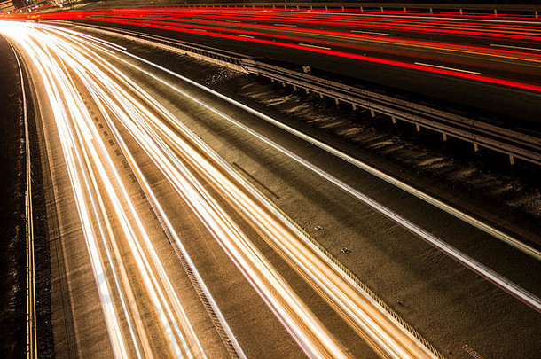 晚上城市场景运动模糊光跟踪发光的黑暗高速公路交通运输城市日落有创意的长时间