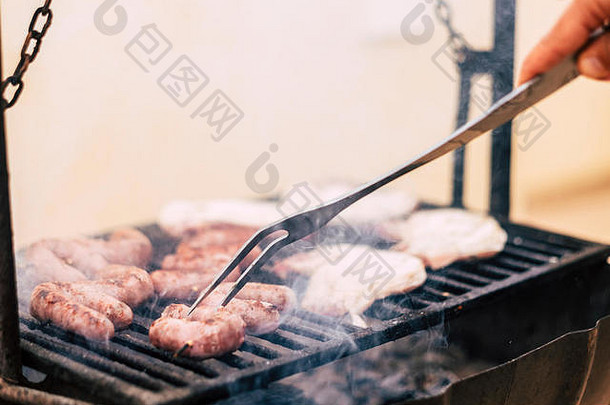 关闭老板烹饪肉温暖的烧烤香肠烧烤首页nbarbecue分享晚餐朋友户外休闲活动节日