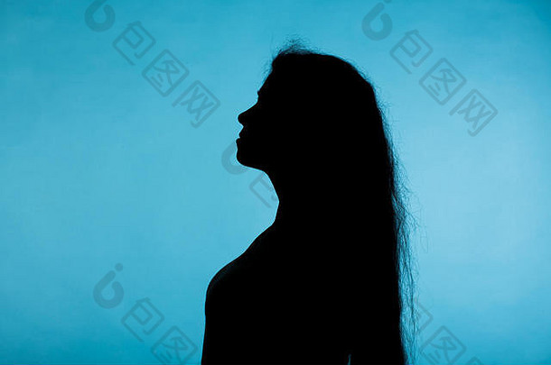 肖像年轻的女人水平轮廓蓝色的背景