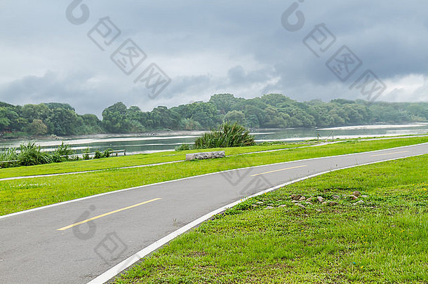 骑自行车慢跑路径河畔休闲区域