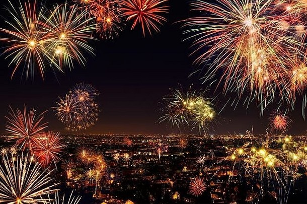 城市庆祝一年国家事件神奇的多色的烟花Copyspace晚上天空