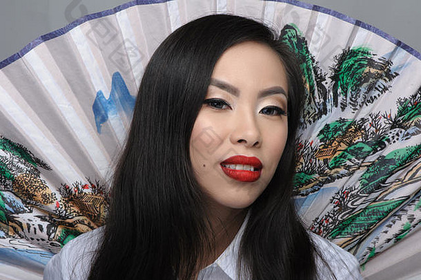 肖像美丽的年轻的亚洲女人风扇背景