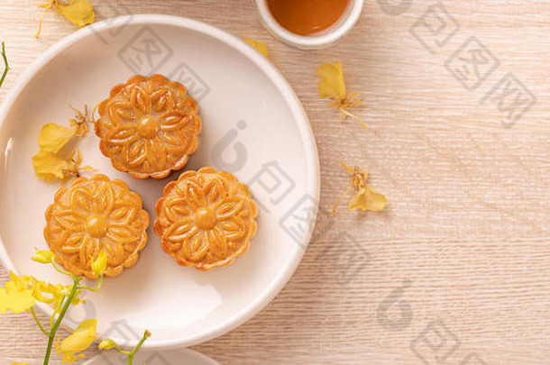 美味的月亮蛋糕中秋节日美丽的模式装饰黄色的花茶概念节日下午糕点设计