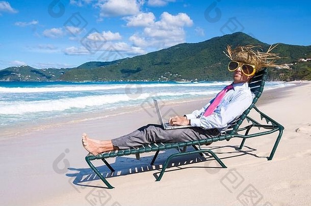 商人稻草他巨大的太阳镜打字移动PC海滩椅子工作远程海岸空热带海滩