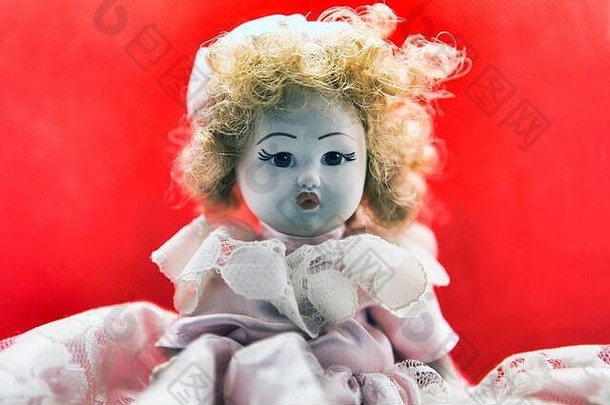 美丽的古董瓷娃娃肖像白色衣服金发碧眼的头发甜蜜的看