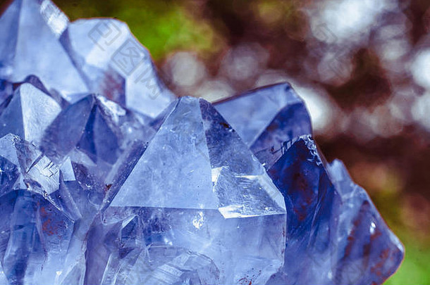 水晶石头宏矿物表面紫色的粗糙的紫水晶石英晶体