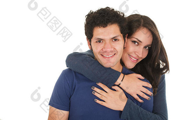 拉美裔年轻的夫妇拥抱