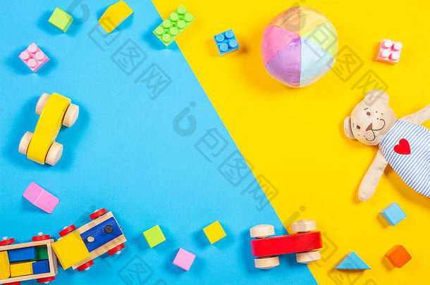 婴儿孩子们玩具框架泰迪熊木玩具火车车色彩斑斓的砖蓝色的黄色的背景前视图