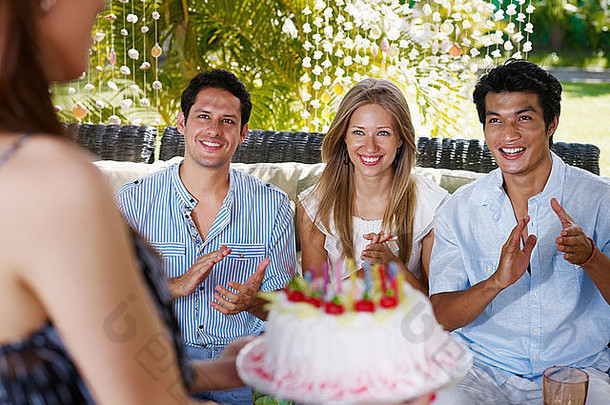 生日聚会，派对蛋糕饮料快乐高加索人亚洲朋友鼓掌手前面视图